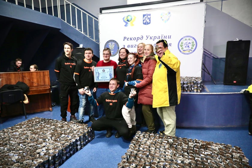 Студенти КПІ ім. Сікорського встановили рекорд України з виготовлення окопних свічок