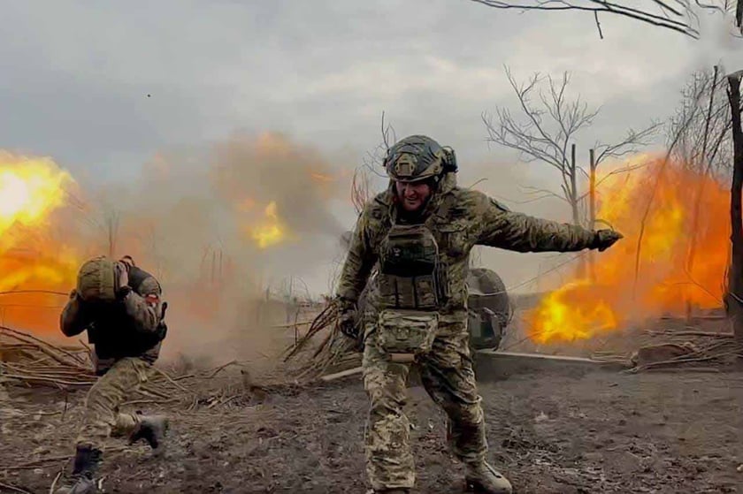 45 артбригада на Сході спалила дві ворожі БМП (ВІДЕО)