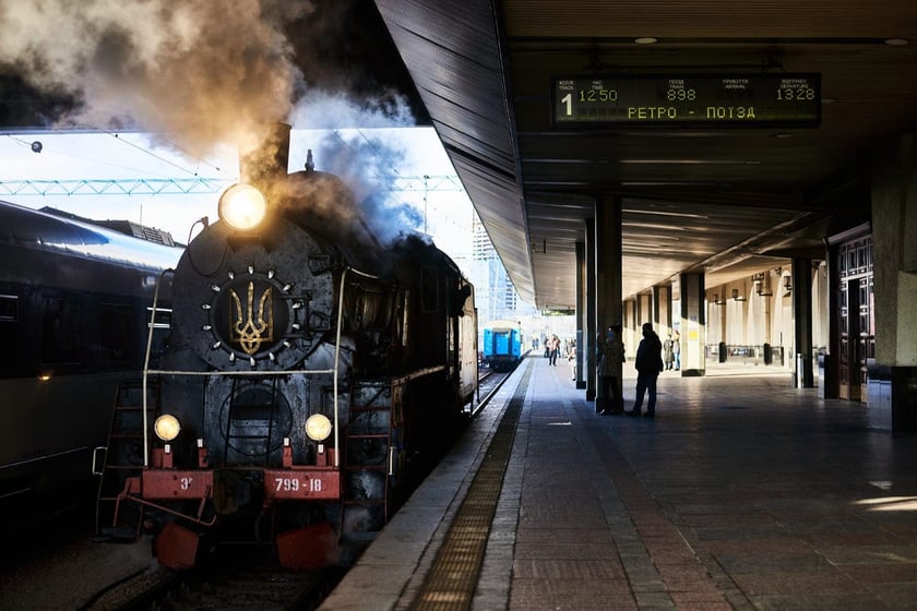 У Києві почав курсувати казковий ретро-поїзд на паровозній тязі (ВІДЕО)