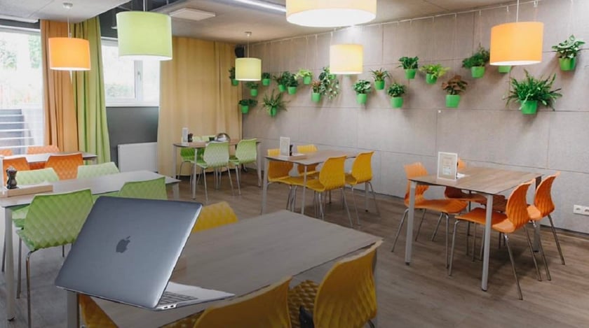 В Оболонському районі Києва ресторан почав працювати як безкоштовний коворкінг