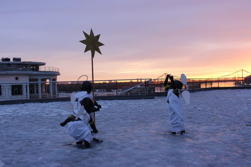 Скульптурки малюків-засновників Києва перевдягли до новорічно-різдвяних свят