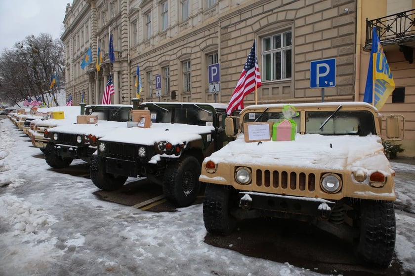 Американські благодійники передали 23 автівки для ЗСУ (ФОТО)