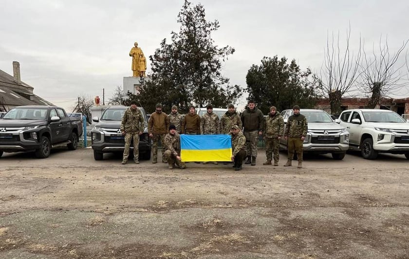 «Повернись живим» передав пікапи Маріупольській мотопіхотній бригаді (ФОТО)