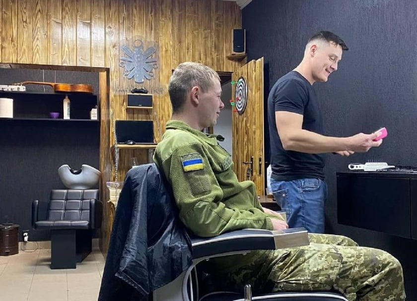 На Закарпатті перукар безкоштовно робить модельні зачіски для військових