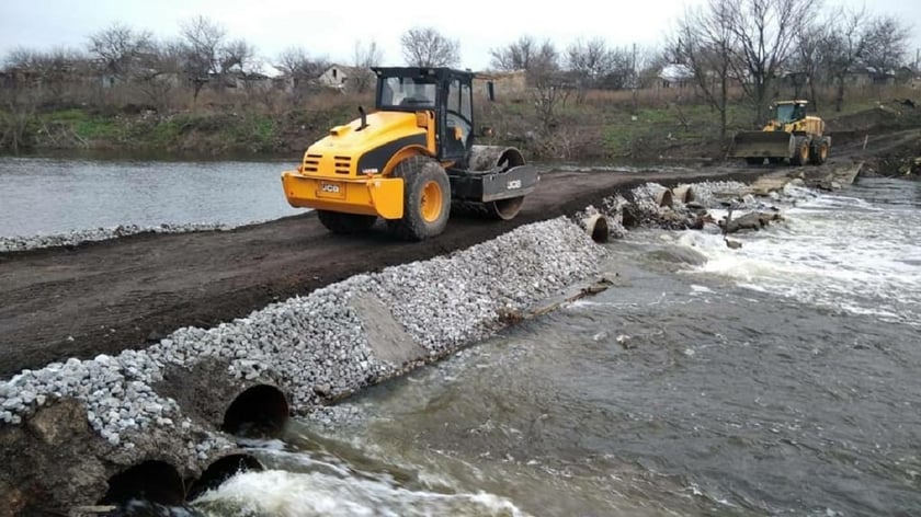 На Херсонщині військові відновили повністю зруйнований міст