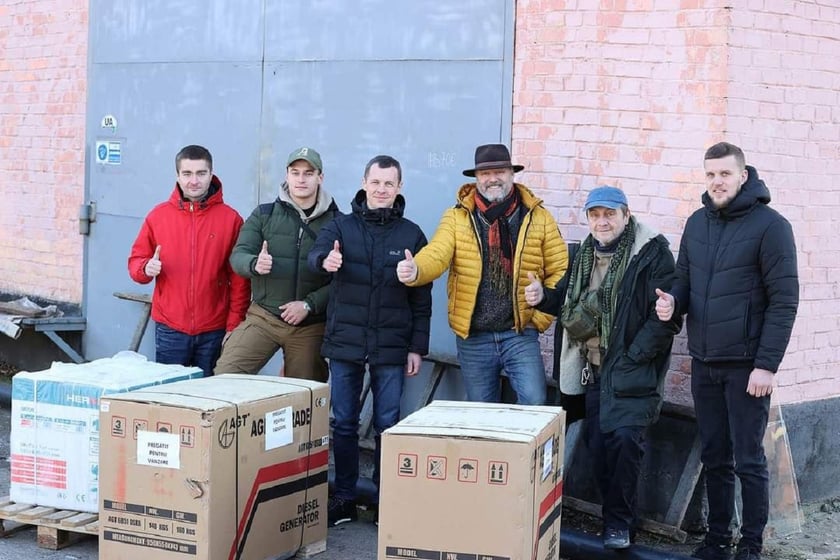 Угорський волонтер зібрав гроші на генератори і сам привіз для Київщини