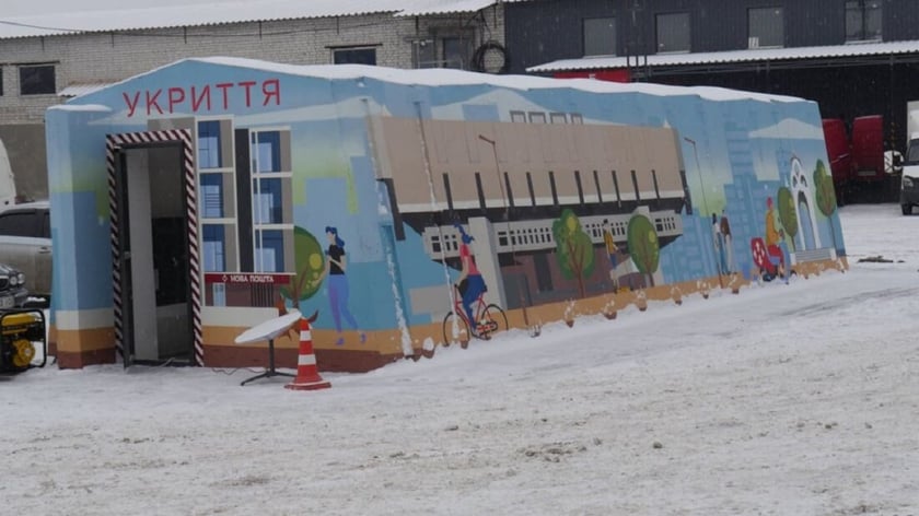 У Харкові встановили нове бетонне укриття від Нової пошти