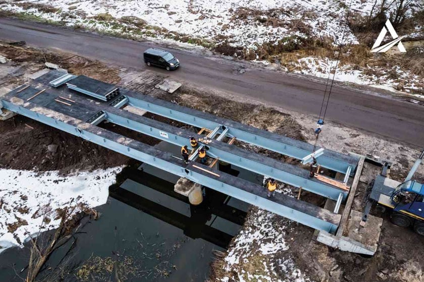 На Чернігівщині встановили перший модульний міст, що передала Франція