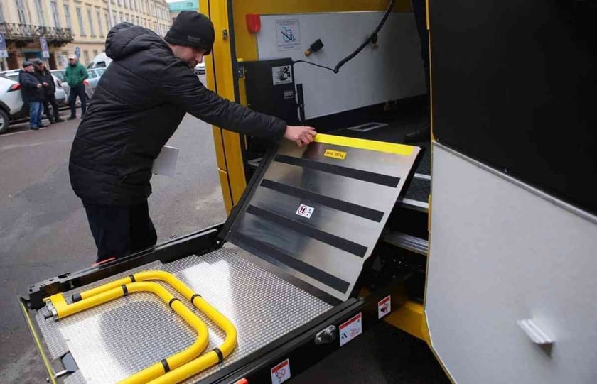 Громадам Львівщини передали 7 інклюзивних шкільних автобусів українського виробництва