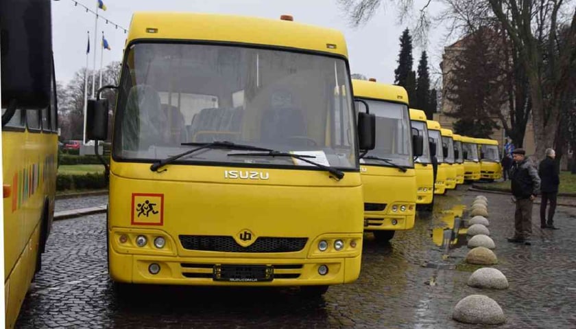 Громади Закарпаття отримали 16 шкільних автобусів