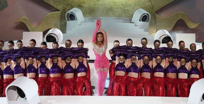 Бейонсе вперше за 4 роки вийшла на сцену, вбравшись у сукню від українського дизайнера