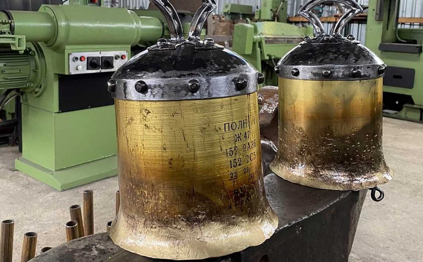 На Прикарпатті коваль виготовив дзвони із гільз самохідної артустановки «Піон»