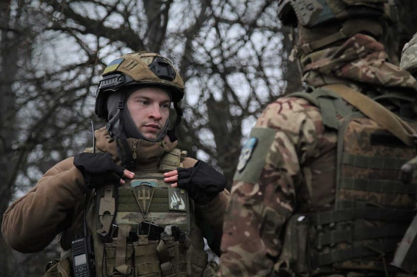 Українські морпіхи показали, як нищать ворожу техніку дронами-камікадзе (ВІДЕО)