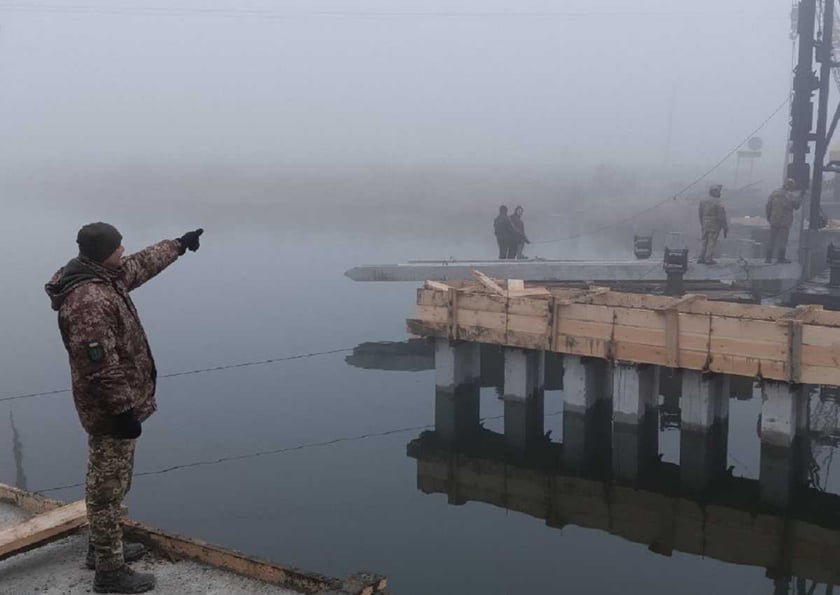 Військові інженери зводять 42-метровий залізобетонний міст на Миколаївщині (ВІДЕО)