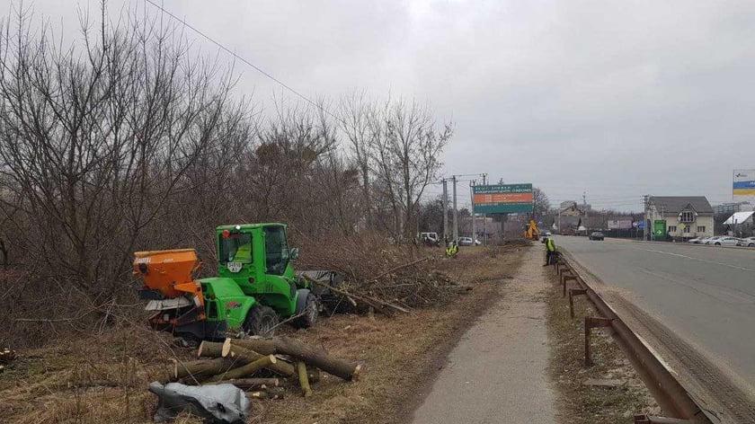 У Бучі розпочали озеленення вулиці, на якій ЗСУ знищили колону російської техніки (ФОТО)