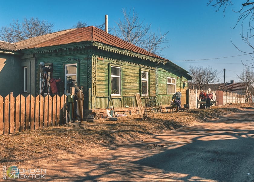 У Чернігові волонтери відновлюють унікальний фасад 100-річної садиби (ФОТО)