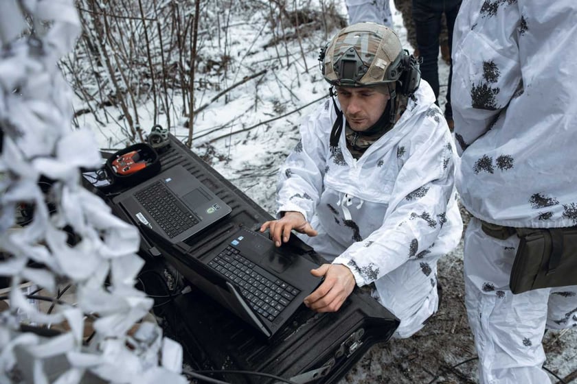 Артилеристи ЗСУ знищили БМП та склад боєприпасів росіян під Бахмутом (ВІДЕО)