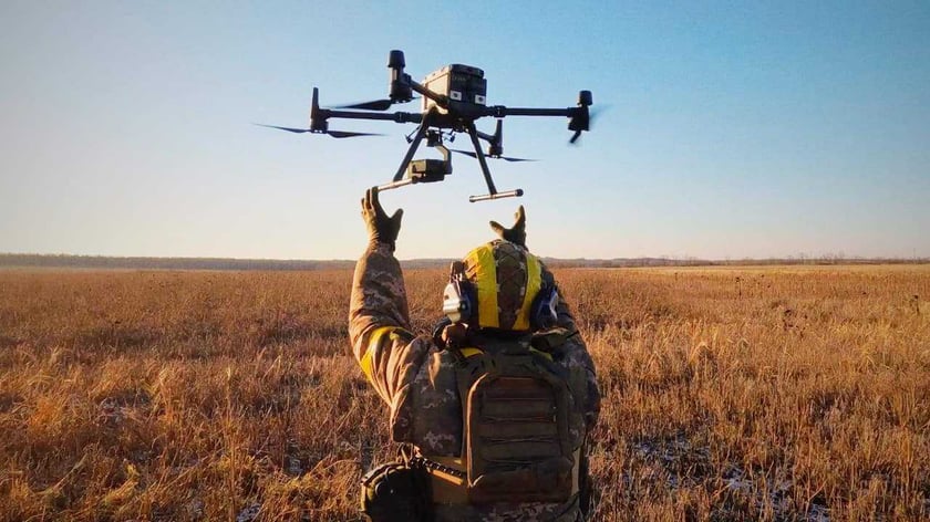 З-під носа окупантів: аеророзвідка ЗСУ евакуювала підбитий український дрон під Бахмутом (ВІДЕО)