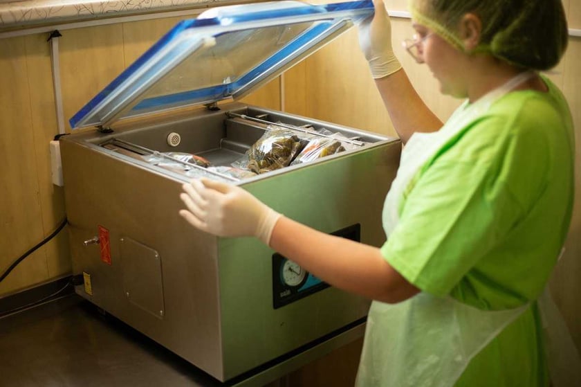 Двічі переселенка на грант відкрила бізнес та виготовляє страви у реторт-пакетах