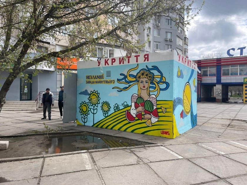 У Херсоні встановили нове мобільне бетонне укриття