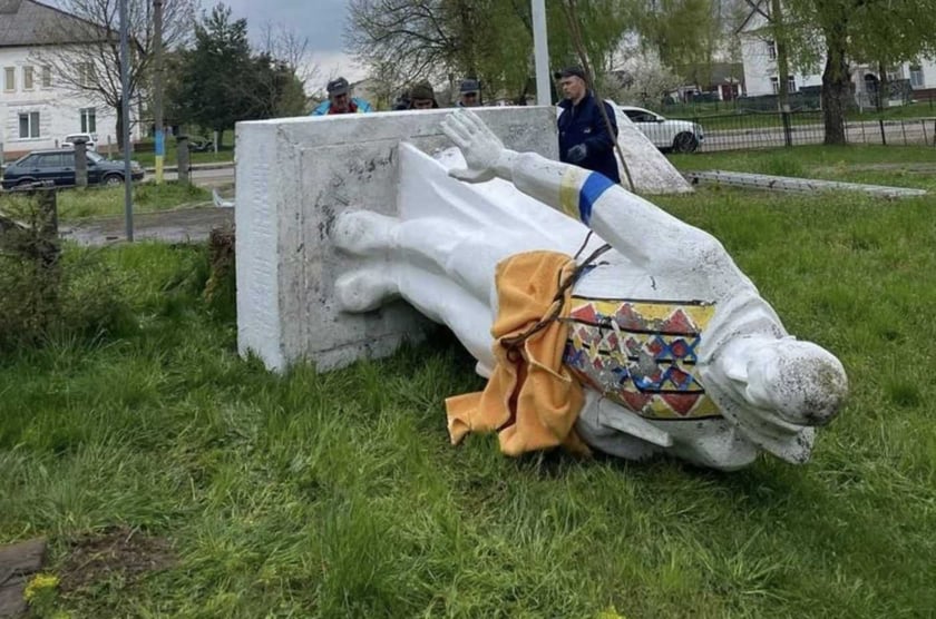 На Львівщині демонтували два радянські пам’ятники (ФОТО)