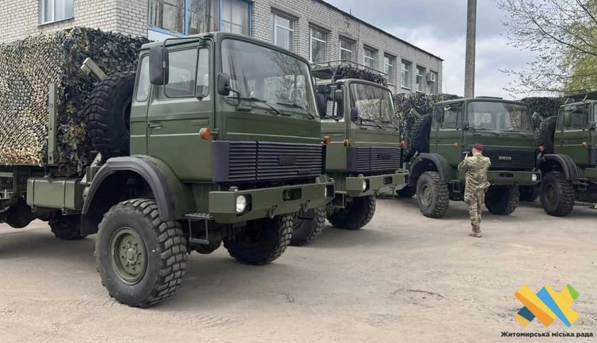 Житомир передав українським захисникам вантажівки, тепловізори та дрон (ФОТО)