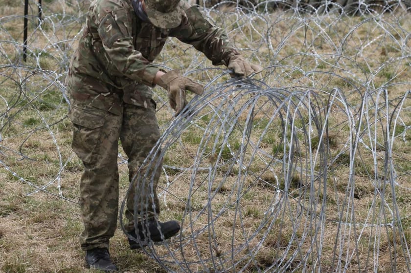 Шведські інструктори навчають українських військових встановлювати інженерні загородження (ФОТО)