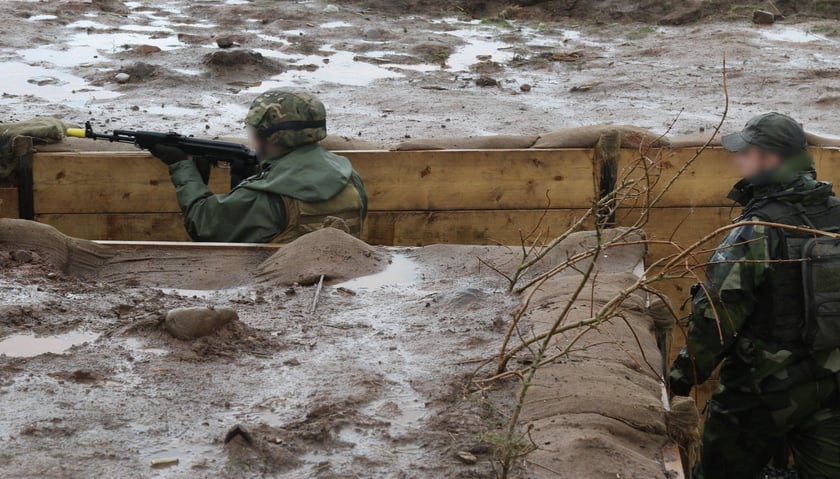 У Британії шведські інструктори вчать військових ЗСУ вести позиційні бої (ФОТО)