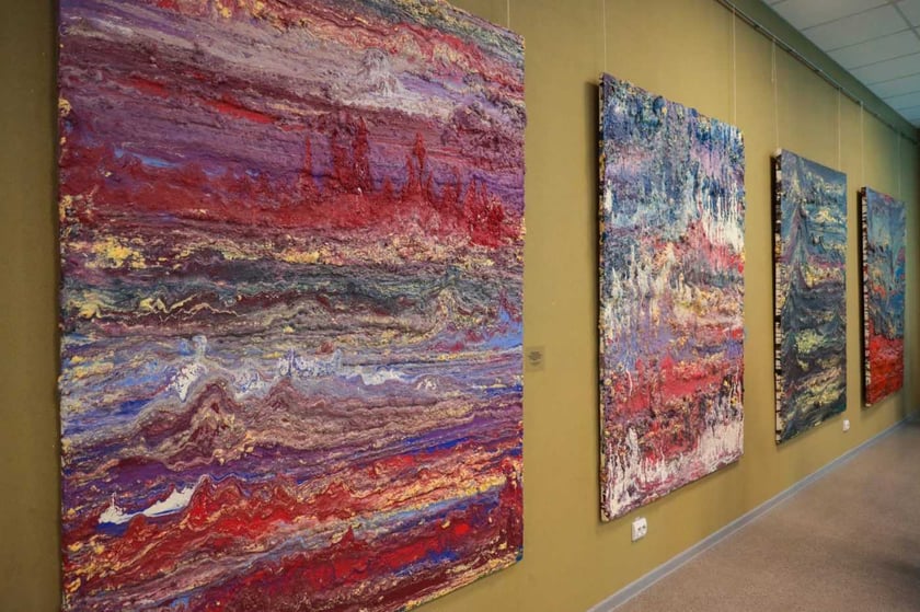 У Полтаві презентували унікальні картини, намальовані монтажною піною