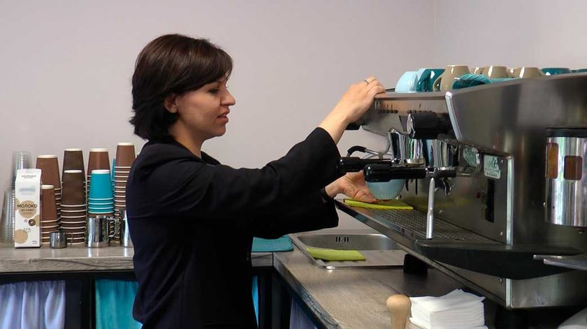 Переселенка з Маріуполя за грантові кошти відкрила кав’ярню в Івано-Франківську