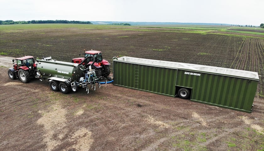 Завод Кобзаренка презентував новий напівпричіп-цистерну для зберігання органічних добрив