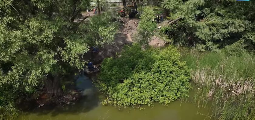 У Києві розчистили озеро Кругле від плавучого сміття (ВІДЕО)