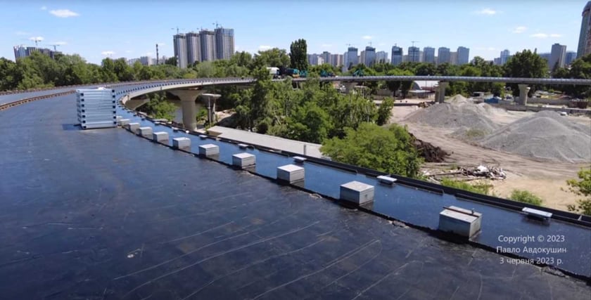 Будівництво Дарницького мосту: дорожники вкрили перший гусасфальт (ВІДЕО)