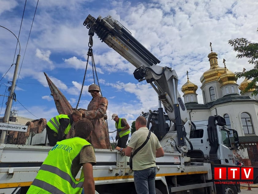 В Ірпені демонтували пам’ятник радянському солдату (ФОТО)