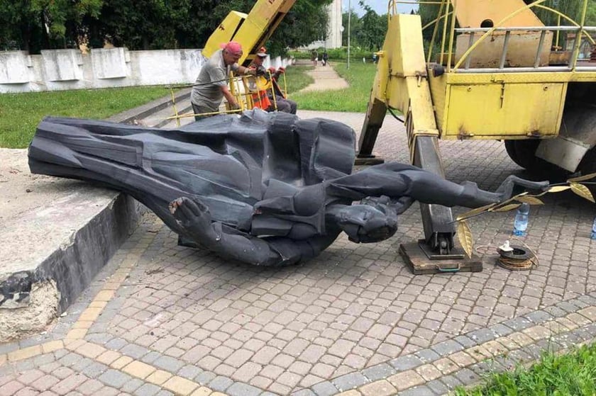 На Львівщині за два тижні демонтували понад 20 радянських пам’ятників (ФОТО)