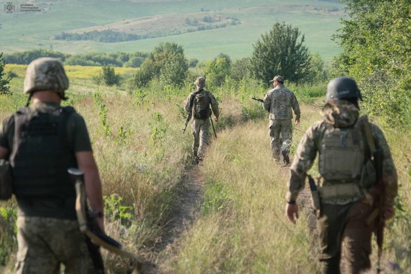 Прикордонники знищили ворожу техніку за допомогою FPV-дронів (ВІДЕО)