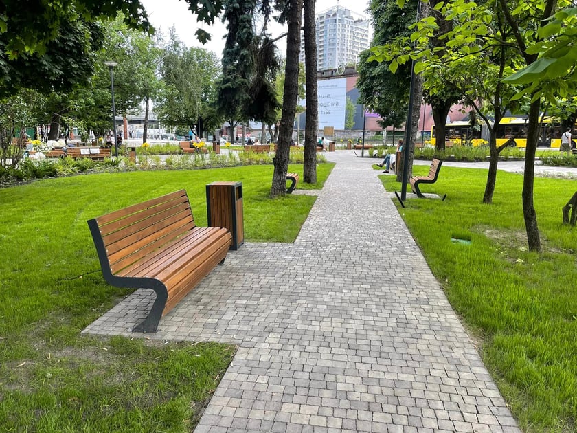 У Києві біля станції «Шулявська» облаштували новий сквер (ФОТО)