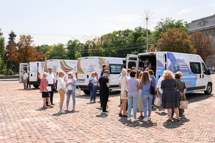 Україна отримала 16 спецавтомобілів від ООН