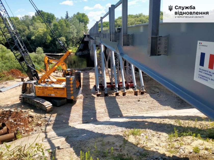 На Чернігівщині монтують модульний міст, який передала Франція (ФОТО)