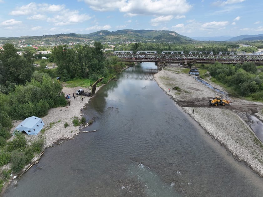 На Закарпатті встановлюють тимчасовий механізований міст (ФОТО)