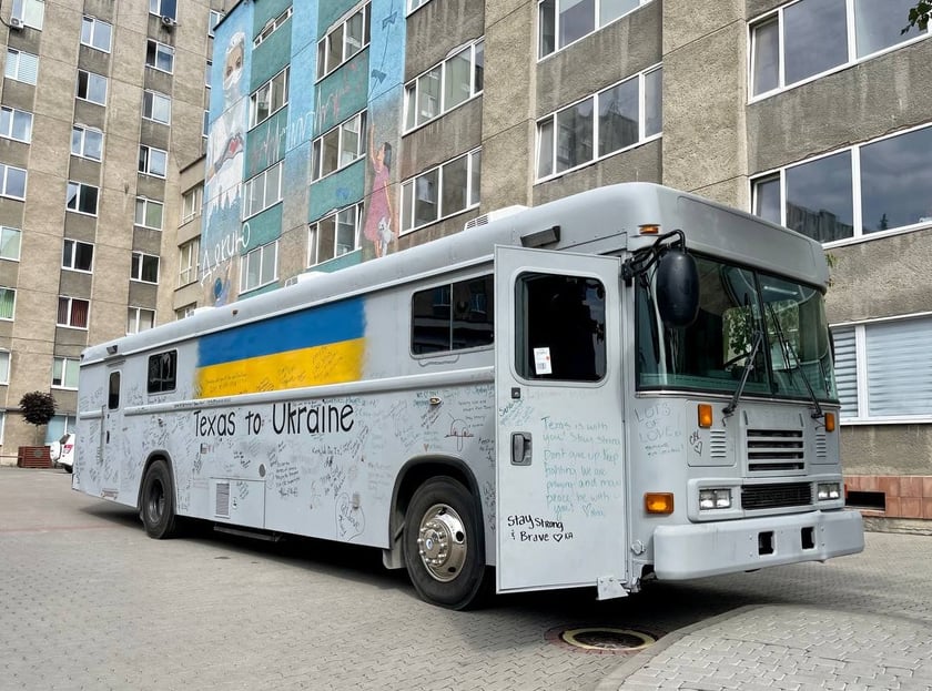 Благодійники зі США передали львівській лікарні мобільний пункт забору крові