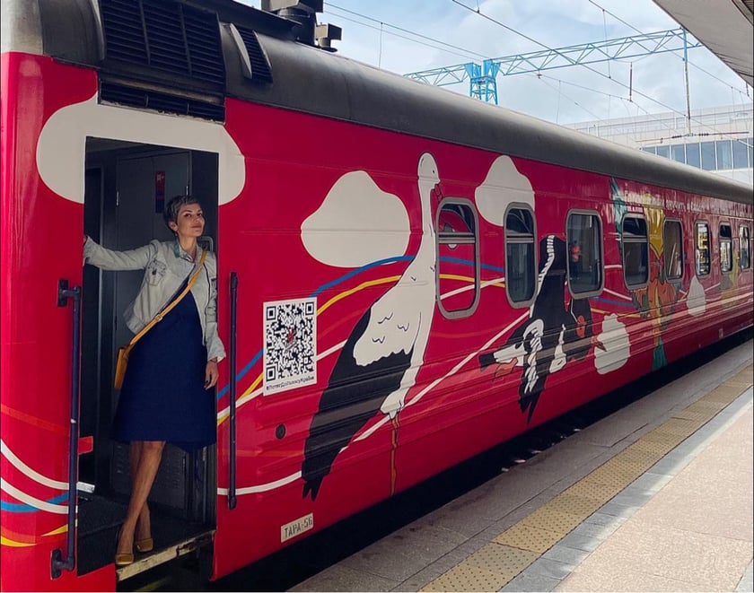 Укрзалізниця запустила до Польщі брендований потяг з ілюстраціями Олександра Грехова