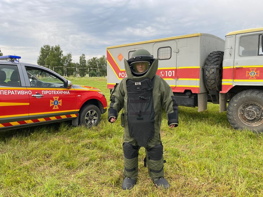 Канада передала ДСНС 20 саперних костюмів