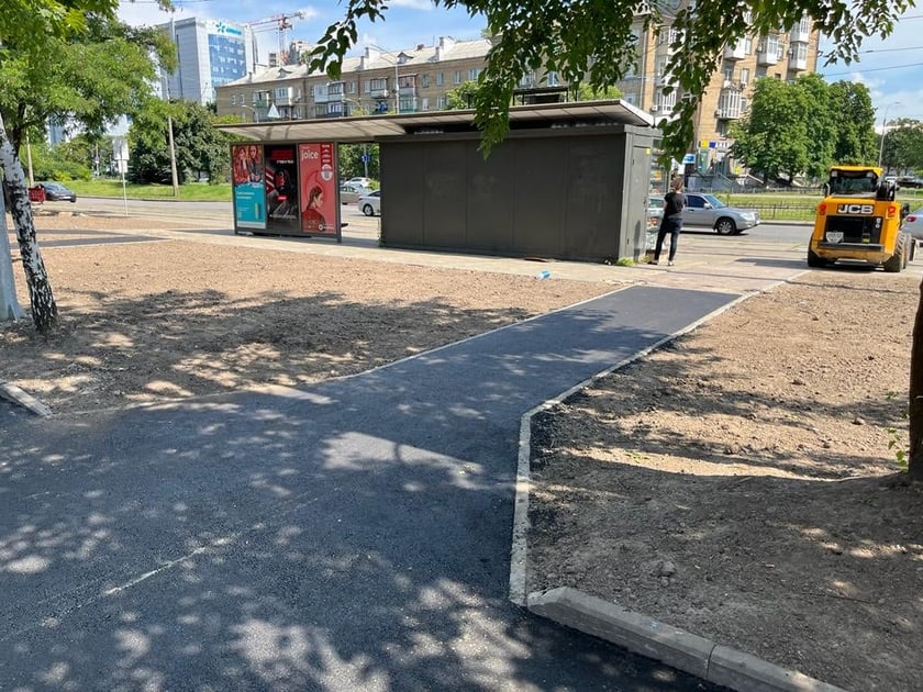 У Києві на місці демонтованих МАФів облаштували сквер (ФОТО)