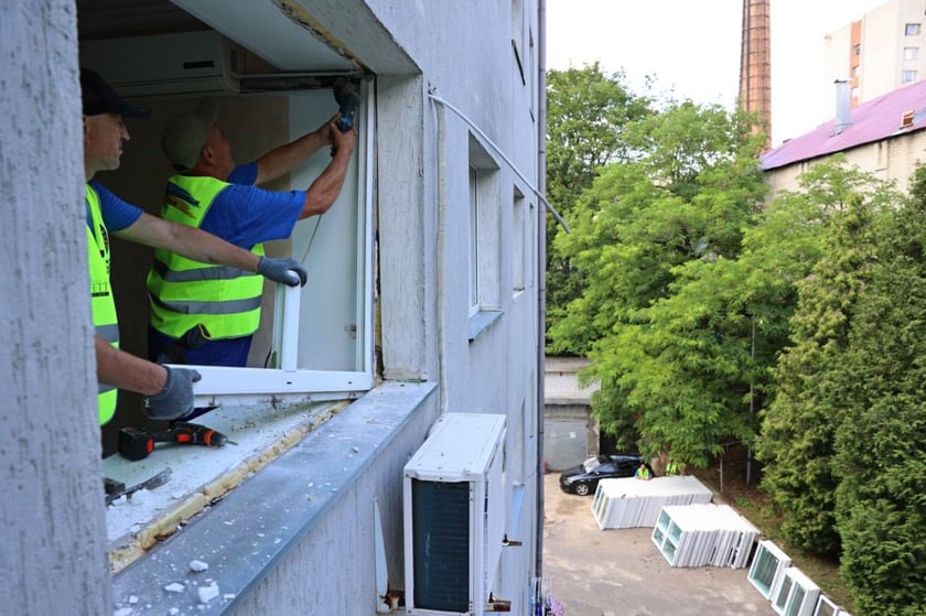 У Львові за кошти благодійників відновлюють будинок, що постраждав від ракетного удару