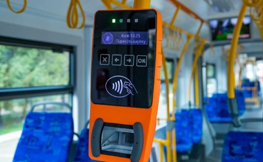 У Києві запустили оплату через Apple Pay у громадському транспорті