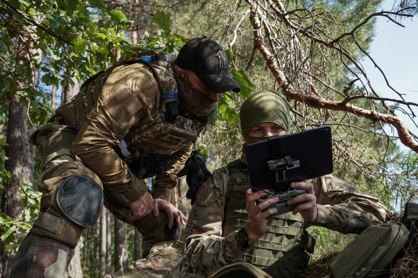 На Бахмутському напрямку українські дрони знищили ворожий склад та ББМ (ВІДЕО)