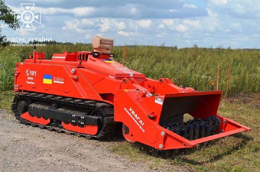 Піротехніки показали в дії машину механізованого розмінування з дистанційним керуванням