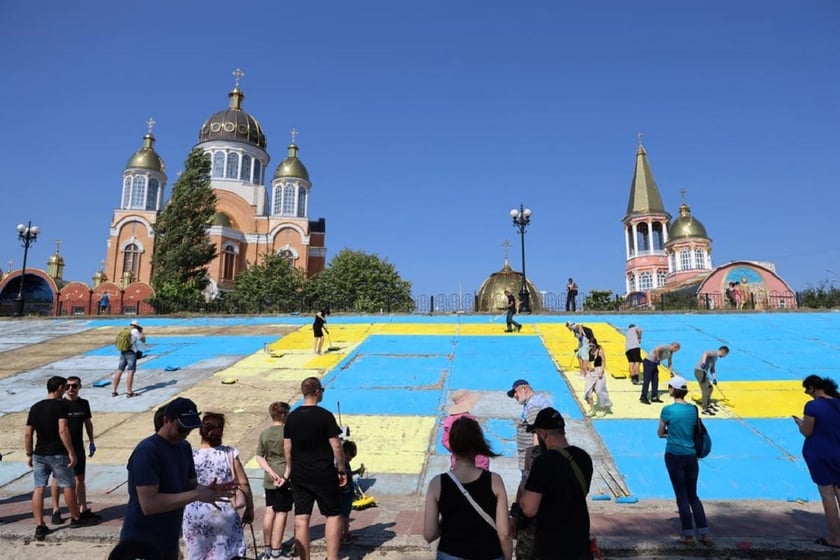 У Києві на Оболонській набережній активісти відновили кримськотатарський прапор