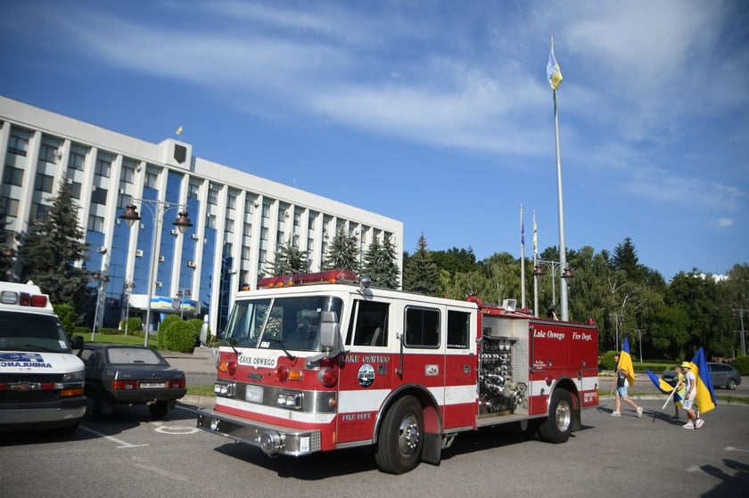 Волонтери зі США передали 22 пожежні та медичні авто прифронтовим громадам